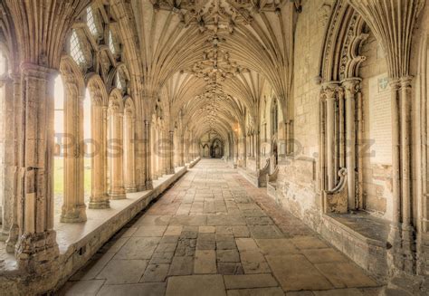 Gotická architektura a interiér nedokončeného chrámu