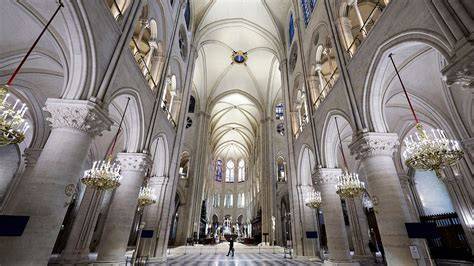 vystavěný interiér Notre-Dame s novým osvětlením