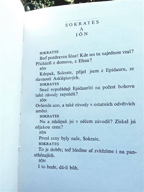 scéna zkouška s dialogy o identitě