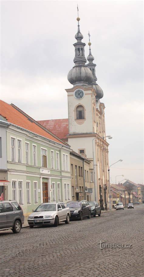 pohled na barokní kostel a zvonici v Lidečku