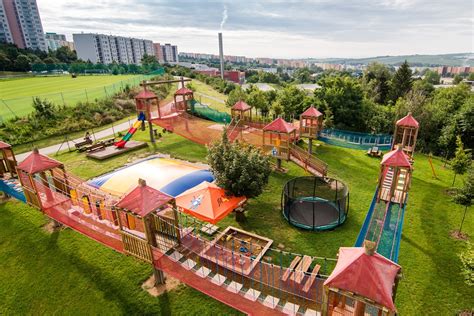 dětské hřiště a venkovní terasa u penzionu