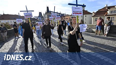 Průvod s ratolestmi a křížová symbolika na nebi