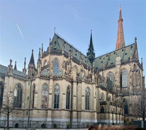 Impozantní gotická katedrála jako sociální a kosmologický prostor