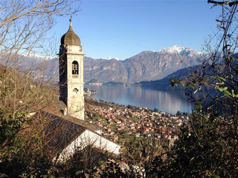pohled na Sacro Monte Ossuccio a jezero