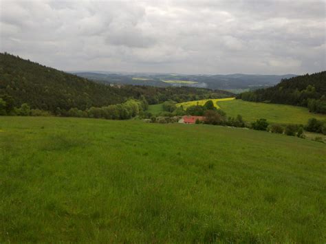 krajina kolem kostela Libouchec a hřbitov