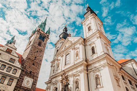 Architektura kostela a hlavní průčelí ( Jezuitský kostel Bratislava )