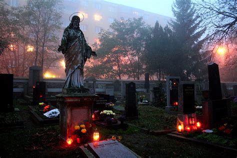 dušičky hřbitov světlo symbolika