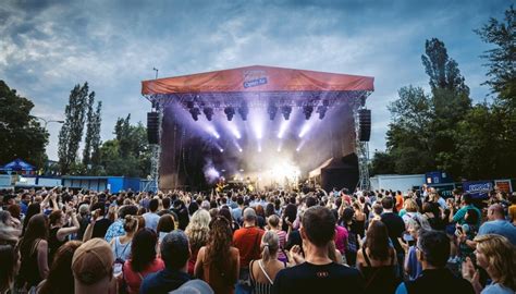 Ikonický exteriér open-air scény