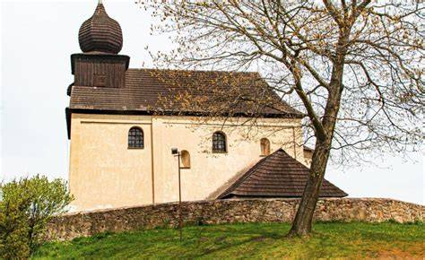 kázání a sloupy románského kostela