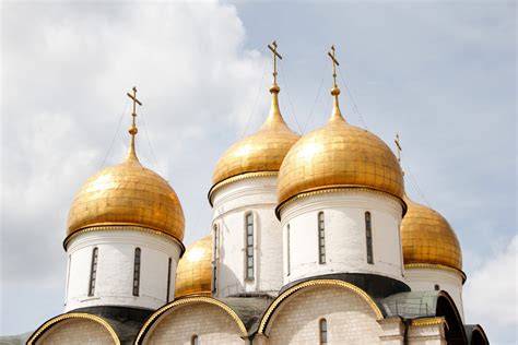 chrám a zlaté kupole Zlaté kupole symbolizují posvátnou symboliku a staré klášterní vazby