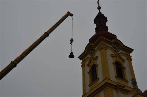Zvonu zvonice a kopule kostela svatého Martina