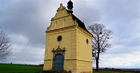 Kaple nad studánkou a její okolí