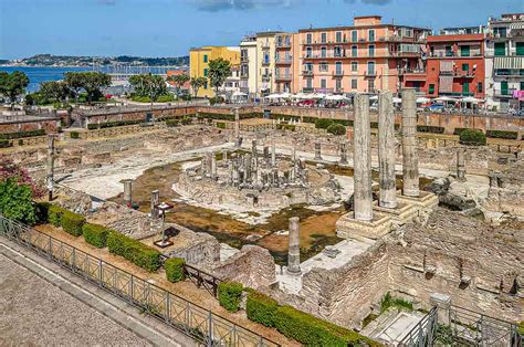 Macellum Serapis - statek a sloupy nad vodou