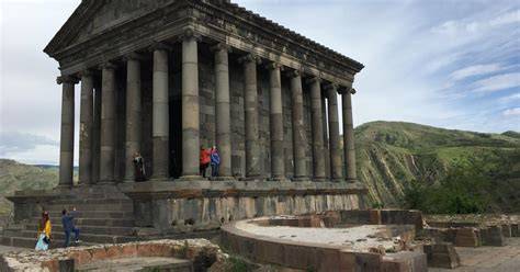 Garni pohanský chrám nad kaňonem
