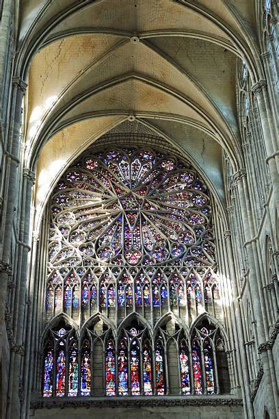 vitráže a věže Notre-Dame