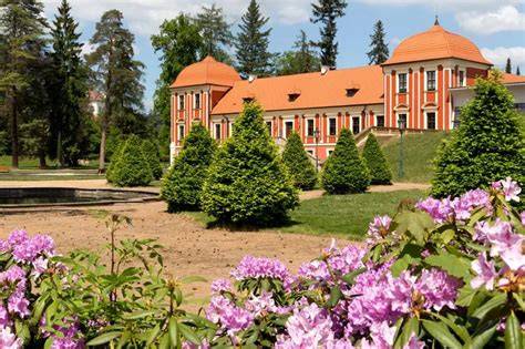 Ostrovský zámek a park