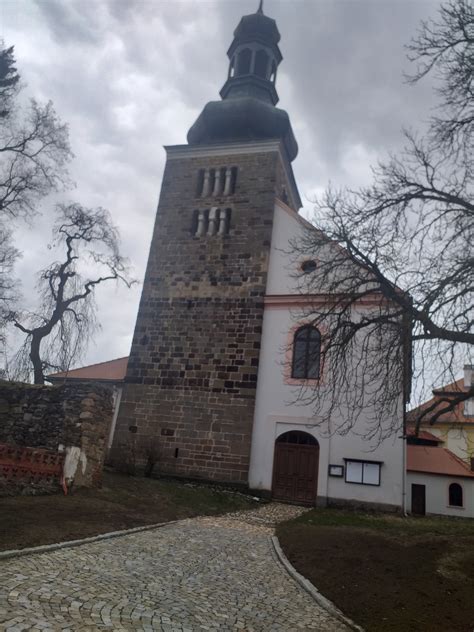 kostel Průhonice románská věž a presbytář