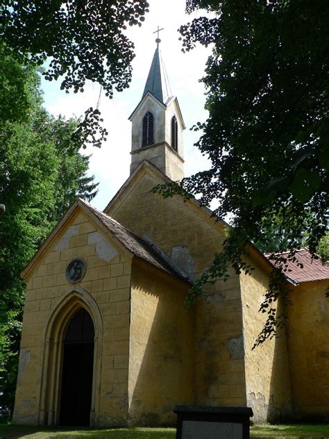 ornamentní fasáda kaple a kruhové okénko