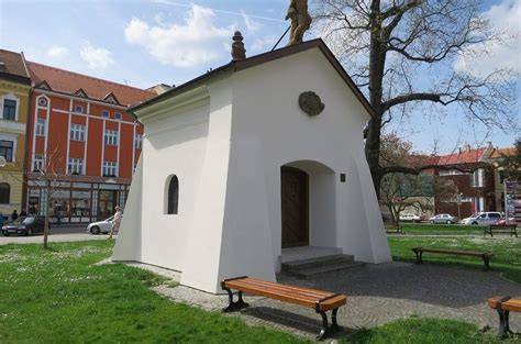 barokní kaple a křížek v Meclově