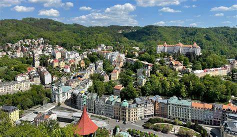výhled na Karlovy Vary z Tří křížů