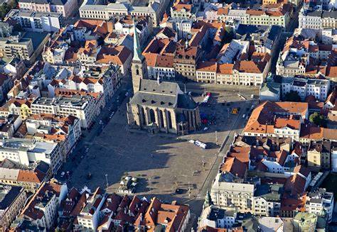 svatopetrský náměstí dav věřících