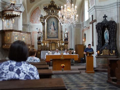 Bohoslužba v kostele slectění lidé a varhany