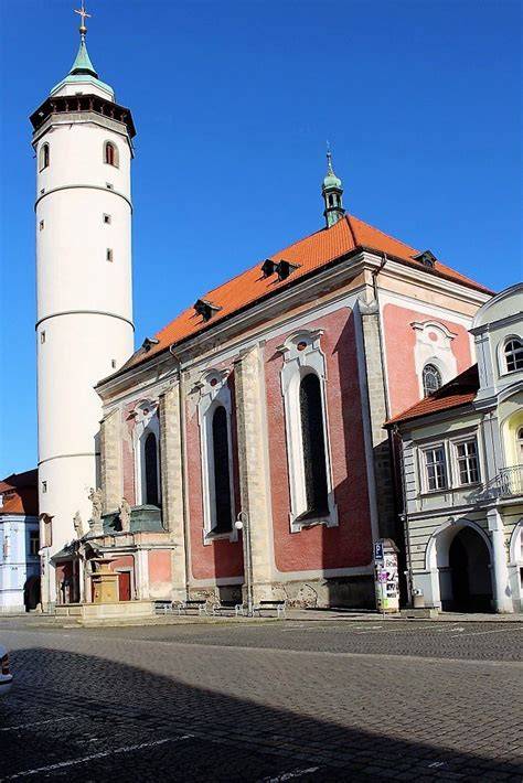 Kostel Narození Panny Marie Kravaře - exteriér a náměstí