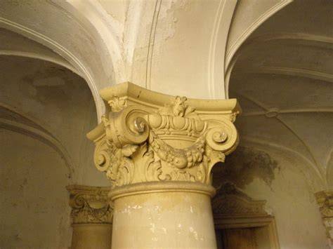 detail lisénového rámu a hlavice kaple