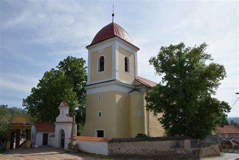 Kostel a okolí Siřemi s ruinami a sýpkou