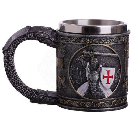 templáři v bílém plášti s červeným křížem