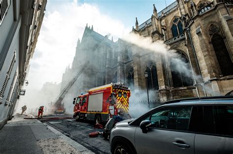 Notre-Dame v plamenech - vizuální zobrazení záchranné akce