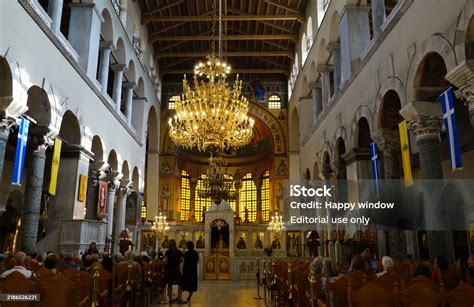 Vnitřek kostela s malbami a oltářem