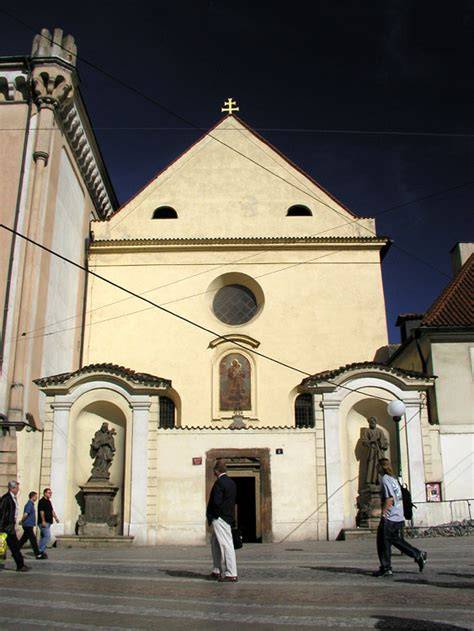 kostel svatého Josefa nádvoří a sochy