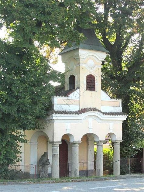 kaple v litovicke ulici a socha Jana Nepomuckeho
