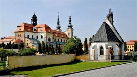 kostelní architektura a ohradní zeď