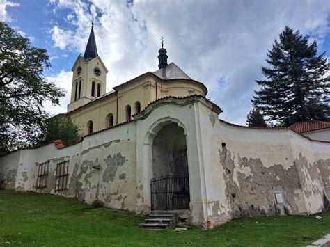 architektonické prvky kostela a ohradní zeď