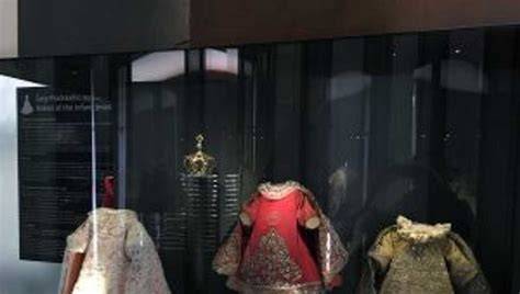 Historické šaty z muzea Pražského Jezulátka