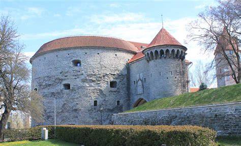 Věž Paks Margareeta a hradby