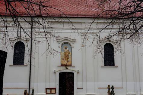 Mnichovský kostel s dvoukřídlými dveřmi