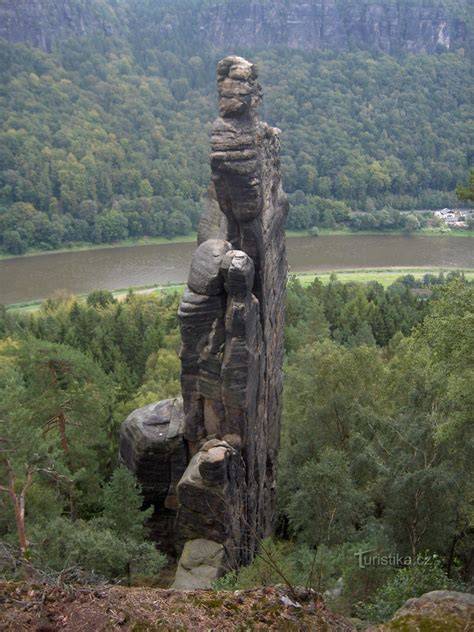 Skalní věž Kozel nad lesní cestou U Křížku