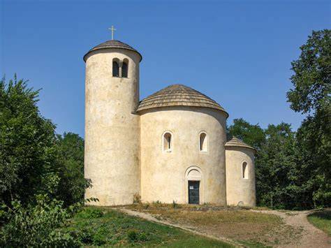 Architektura románské rotundy a gotických prvků