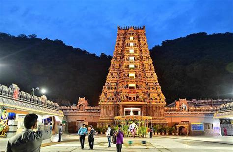 Kanaka Durga Temple vysoko nad řekou Krishni