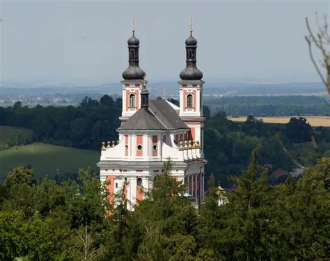 výhled na Chlumek a Luži (krajina a poutní chrám)