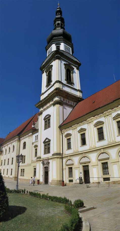 Lezecí tratě a klášterní panorama