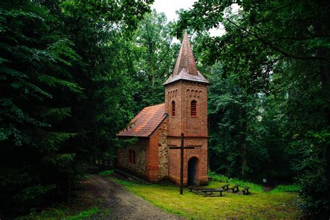 poutní kaple a studánka symbolika