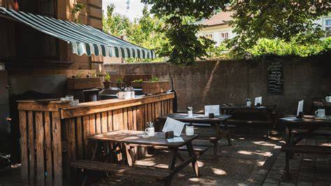 vizuální průřez prostředí restaurace a její zahrádky