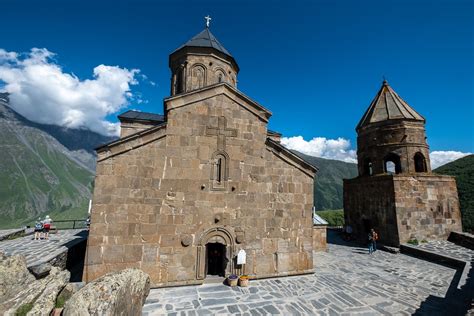 Gruzínská ikonická scenérie Gergeti a Kazbek