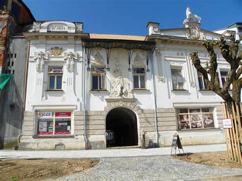 fasáda secesní dům Madona nad vchodem