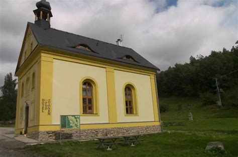 Kaple a zvon v okolí Penzionu Pod Zvonem