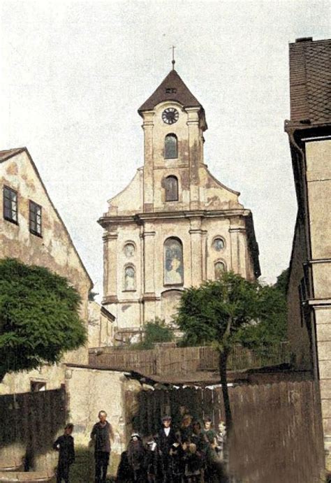 prizmatická věž a západní fasáda kostela